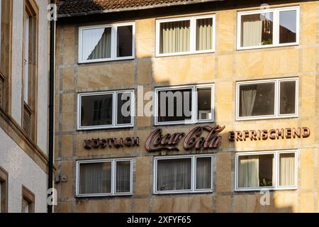 Alte Coca-Cola-Schrift auf einem alten Gebäude am Alten Markt in Bielefeld Stockfoto