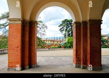 Blick auf den Sommergarten der Villa Medici durch den Bogen der Galerie aus nächster Nähe. Poggio A Caiano in der Toskana, Italien. Stockfoto