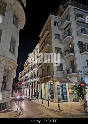 Verlassene, ruhige Straße, die tagsüber für Touristen bestimmt ist, im Zentrum der Altstadt von Athen. Plaka ist das älteste und schönste Viertel in Athen. Es liegt an den Hängen der Akropolis und umfasst labyrinthische Straßen und neoklassizistische Architektur. Plaka wurde auf dem Wohnteil des antiken Athen erbaut. Es wird wegen seiner Nähe zur Akropolis und vielen anderen archäologischen Stätten als „Nachbarschaft der Götter“ bezeichnet. Griechenland. Stockfoto