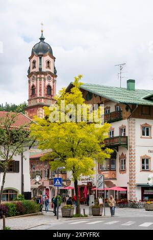 Deutschland, Bayern, Mittenwald, historische Altstadt, Blick auf die Fußgängerzone mit historischen Gebäuden Stockfoto