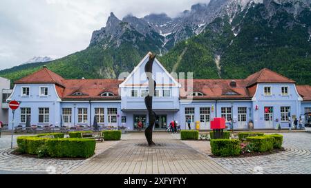 Deutschland, Bayern, Mittenwald, historische Altstadt, im Bild der Bahnhof Mittenwald, dahinter das Karwendelgebirge Stockfoto