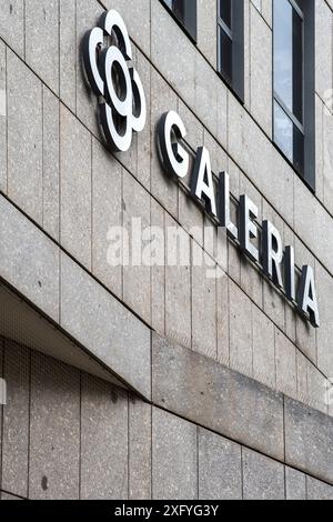 Die Galeria Kaufhof Fassade mit Schriftzug befindet sich am Marienplatz in München Stockfoto