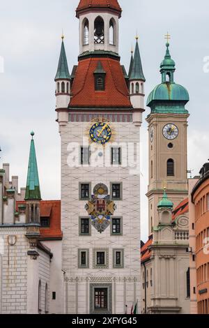 Blick über den Marienplatz in München zum alten Rathaus mit Turm und Kirchturm der Heilig Geist Kirche Stockfoto