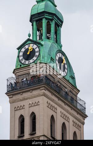 Vom Aussichtsturm Alter Peter in unmittelbarer Nähe zum Marienplatz und dem Rathaus hat man einen perfekten Blick über München Stockfoto