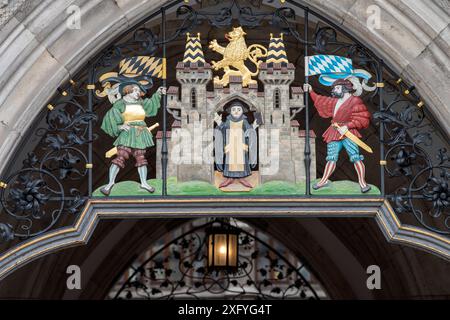 Schmiedeeisen und Wappen über der Eingangstür zum Rathaus in München Stockfoto