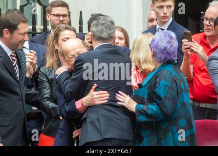 London, England, Großbritannien. Juli 2024. Der neue britische Premierminister KEIR STARMER und Ehefrau VICTORIA kommen in der Downing Street an, nachdem sie einen historischen Wahlkampf gewonnen hatten. (Kreditbild: © Tayfun Salci/ZUMA Press Wire/Alamy Live News) NUR REDAKTIONELLE VERWENDUNG! Nicht für kommerzielle ZWECKE! Stockfoto