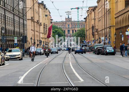 Blick vom Max-Joseph-Platz, in der Münchner Innenstadt, über die Maximilianstraße zum Bayerischen Landtag Maximilianeum Stockfoto