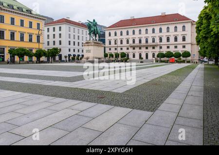 Der Firmensitz der Siemens AG befindet sich am Wittelsbacher Platz, im Vordergrund steht die Reiterstatue des Kurfürsten Maximilian von Bayern Stockfoto