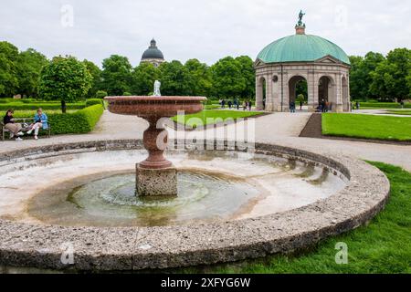 Im Hofgarten der Residenz in München stehen der Dianatempel und mehrere Brunnen, im Hintergrund die Kuppel der Bayerischen Staatskanzlei Stockfoto