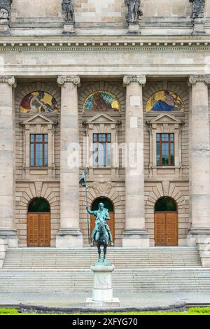 Das Bayerische Staatskanzleramt ist Regierungssitz in Bayern und Amtssitz des Bayerischen Ministerpräsidenten. Auf der dem Hofgarten zugewandten Seite befindet sich eine Reiterstatue zum Gedenken an Otto von Wittelsbach, Herzog von Bayern. Stockfoto