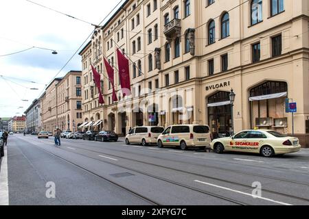 Blick auf die Maximilianstraße mit dem Hotel vier Jahreszeiten Kempinski München Stockfoto