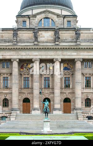 Das Bayerische Staatskanzleramt ist Regierungssitz in Bayern und Amtssitz des Bayerischen Ministerpräsidenten. Auf der dem Hofgarten zugewandten Seite befindet sich eine Reiterstatue zum Gedenken an Otto von Wittelsbach, Herzog von Bayern. Stockfoto