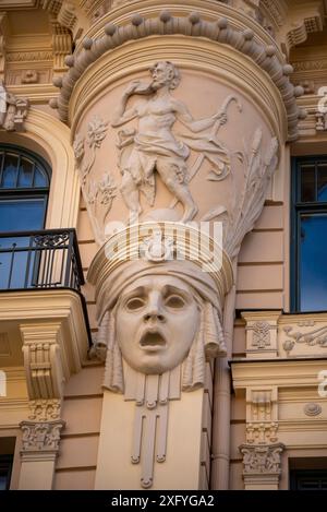 Mystische Maske, Detail eines Jugendstilgebäudes, entworfen von Michael Eisenstein in Alberta iela 13, Gebäude in dieser Straße gehören zum UNESCO-Weltkulturerbe in Riga, Lettland Stockfoto