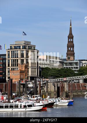 Europa, Deutschland, Hansestadt Hamburg, Binnenhafen, hohe Brücke am Kai, Schleusenhaus auf der Nikolaiflotte, Turm der Katharinenkirche Stockfoto