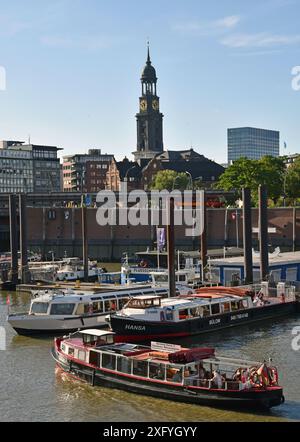 Europa, Deutschland, Hansestadt Hamburg, Binnenhafen, Starts, Blick auf Michel, St. Michaelis Stockfoto