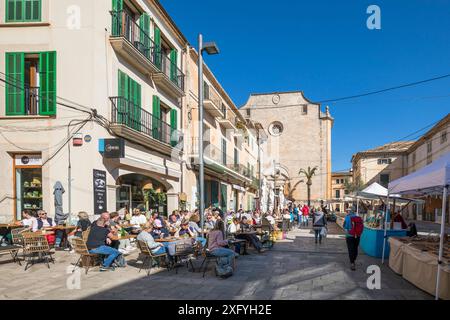 Straßencafé und Wochenmarkt in Santanyi, Mallorca, Balearen, Spanien, Europa Stockfoto