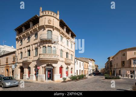 Stadtblick, linkes historisches Gebäude mit Santander Bank, Campos, Mallorca, Balearen, Spanien, Europa Stockfoto