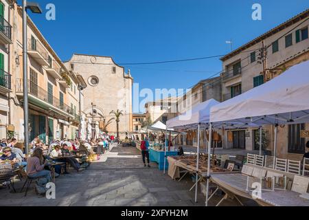 Straßencafés und Wochenmarkt in Santanyi, Mallorca, Balearen, Spanien, Europa Stockfoto