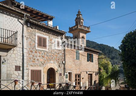 Altstadt von Valldemossa mit Pfarrkirche Sant Bartomeu, Region Serra de Tramuntana, Mallorca, Balearen, Spanien, Europa Stockfoto