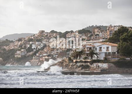 Blick auf die Siedlung Cala Fornells bei stürmischem Wetter, Peguera, Mallorca, Balearen, Spanien, Europa Stockfoto