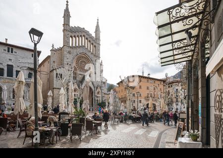 Plaza de la Constitucion im Stadtzentrum mit der Pfarrkirche Sant Bartomeu, Soller, Region Serra de Tramuntana, Mallorca, Balearen, S. Stockfoto