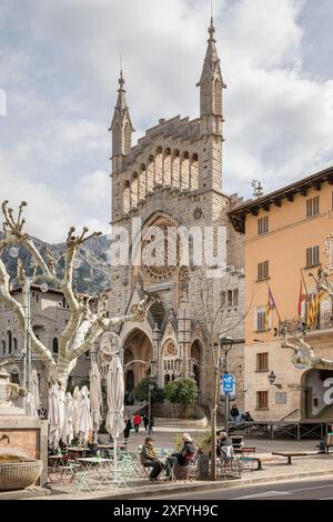 Plaza de la Constitucion im Stadtzentrum mit der Pfarrkirche Sant Bartomeu, Soller, Region Serra de Tramuntana, Mallorca, Balearen, S. Stockfoto