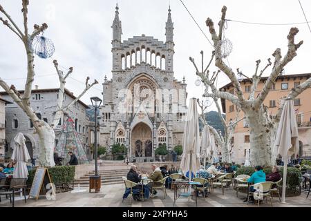 Plaza de la Constitucion im Stadtzentrum mit der Pfarrkirche Sant Bartomeu, Soller, Region Serra de Tramuntana, Mallorca, Balearen, S. Stockfoto