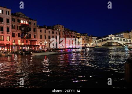 Canal Grande mit Rialto-Brücke im Hintergrund bei Nacht Stockfoto