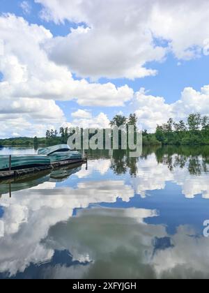 Zwei Boote liegen auf dem Holzsteg am Ufer, schwere Wolken am Himmel über einem See an einem Sommertag im August, Klimawandel, Nordrhein-Westfalen, Deutschland Stockfoto