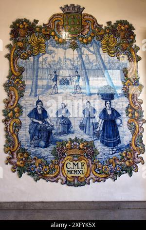 Keramikfliesen (Azulejos) im Eingangsbereich der Markthalle (Mercado dos Lavradores), Funchal, Ilha de Madeira, Atlantik, Insel Madeira, Portugal Stockfoto