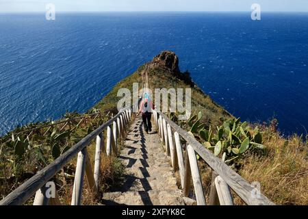 Blick vom Aussichtspunkt Cristo Rei auf den Felsvorsprung Ponta do Garajau, Canico, Ilha de Madeira, Atlantik, Insel Madeira, Portugal Stockfoto