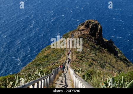 Blick vom Aussichtspunkt Cristo Rei auf den Felsvorsprung Ponta do Garajau, Canico, Ilha de Madeira, Atlantik, Insel Madeira, Portugal Stockfoto