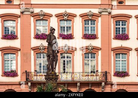 Ritter am Röhrbrunnen-Brunnen vor dem Rathaus Gengenbach, Schwarzwald, Baden-Württemberg Stockfoto