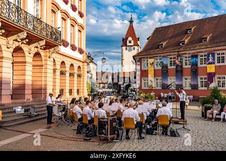 Blaskapelle auf dem Marktplatz am Rathaus Gengenbach, Schwarzwald, Baden-Württemberg Stockfoto