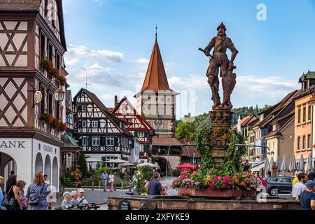 Ritter am Röhrbrunnen, Obertor und Fachwerkhäuser in der Altstadt von Gengenbach, Schwarzwald, Baden-Württemberg Stockfoto