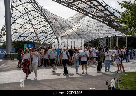 München, Bayern, Deutschland - 5. Juli 2024: Viele Fans im Publikum vor dem Olympiastadion oder Olympiapark am Eingang zur Fanzone für die Fußball-Europameisterschaft beim Spiel zwischen Deutschland und Spanien. *** Viele Fans in Menschenmenge vor dem Olympiastadion bzw. Olympiapark am Einlass für die Fanzone zur Fußball-Europameisterschaft beim Spiel Deutschland gegen Spanien. Stockfoto