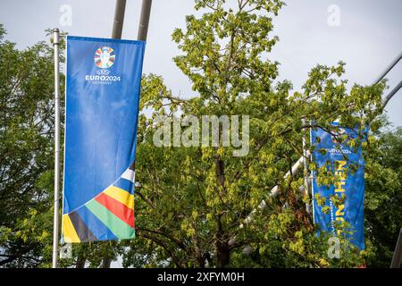 München, Bayern, Deutschland - 5. Juli 2024: Flagge mit dem Logo der UEFA EURO 2024 Fußball-Europameisterschaft vor dem Olympiastadion in München, vor der Fanzone, beim Spiel zwischen Deutschland und Spanien. *** Fahne mit dem Logo der UEFA EURO-2024 Fußball-Europameisterschaft vor dem Olympiastadion in München, vor der Fanzone, beim Spiel Deutschland gegen Spanien. Stockfoto