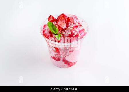 Erdbeereis in einem Plastikbecher auf weißem Hintergrund, isolieren Stockfoto