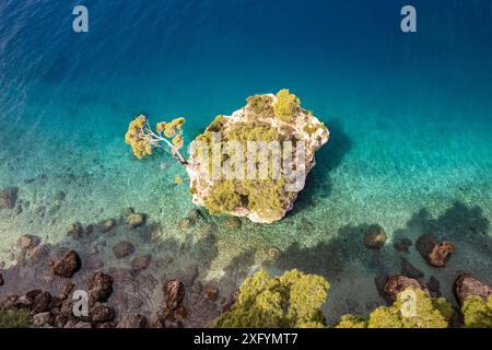 Das Wahrzeichen Brela Stone oder Kamen Brela am Strand Punta rata in der Nähe von Brela, Kroatien, Europa Stockfoto