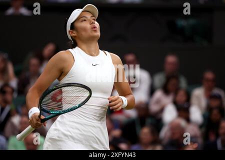 Wimbledon, London, Großbritannien. Juli 2024. Emma Raducanu während ihrer dritten Runde im Einzelspiel der Frauen gegen Maria Sakkari von Griechenland am Centre Court in Wimbledon. Quelle: Adam Stoltman/Alamy Live News Stockfoto