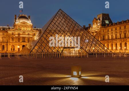 Glaspyramide im Louvre, Paris, Ile de France, Frankreich Stockfoto