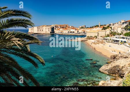 Banje Beach und die Altstadt von Dubrovnik, Kroatien, Europa Stockfoto