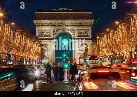 Arc de Triomphe zu Weihnachten, Champs Elysees, Paris, Ile de France, Frankreich Stockfoto