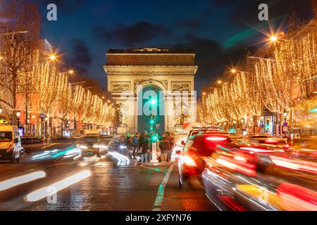 Arc de Triomphe zu Weihnachten, Champs Elysees, Paris, Ile de France, Frankreich Stockfoto