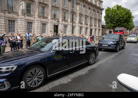 London, Großbritannien. Juli 2024. Der neu gewählte britische Premierminister Sir Keir Starmers Kavalcade trifft in der Downing Street ein. Die Massen treffen sich auf Whitehall, als der neu gewählte Premierminister Sir Kier Starmer in der Downing Street eintrifft. Quelle: SOPA Images Limited/Alamy Live News Stockfoto