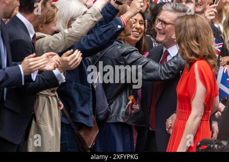 London, Großbritannien. Juli 2024. Sir Keir und Lady Victoria Starmer kommen in der Downing Street an, als Sir Keir neuer Premierminister des Vereinigten Königreichs wird. Sir Keir Starmer und seine Frau begrüßen die Unterstützer der Wartenden Arbeiterpartei Credit: Ian Davidson/Alamy Live News Stockfoto