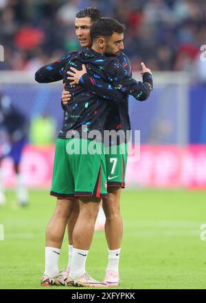 Hamburg, Deutschland. Juli 2024. Cristiano Ronaldo aus Portugal umarmt Bruno Fernandes aus Portugal vor dem Viertelfinale der UEFA-Europameisterschaften im Volksparkstadion in Hamburg. Der Bildnachweis sollte lauten: Paul Terry/Sportimage Credit: Sportimage Ltd/Alamy Live News Stockfoto