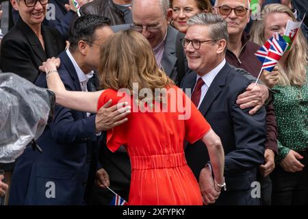 London, Großbritannien. Juli 2024. Sir Keir und Lady Victoria Starmer kommen in der Downing Street an, als Sir Keir neuer Premierminister des Vereinigten Königreichs wird. Sir Keir Starmer und seine Frau begrüßen die Unterstützer der Wartenden Arbeiterpartei Credit: Ian Davidson/Alamy Live News Stockfoto