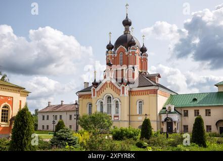 Kirche der Versteigerung des Heiligen Kreuzes des Tikhvin-Klosters der Dormition der Mutter Gottes. Tichvin, Region Leningrad, Russland Stockfoto