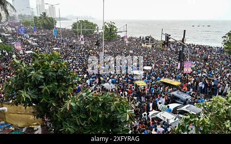 MUMBAI, INDIEN – 4. JULI: Cricket-Enthusiast wartet auf die Siegerparade des Teams India vor dem Wankhade Stadium am Marine Drive am 4. Juli 2024 in Mumbai, Indien. (Foto: Anshuman Poyrekar/Hindustan Times/SIPA USA) Stockfoto